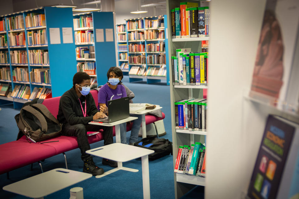 Students Dhanushi Srinivasa and James Afolaranmin at the Hervanta Campus Library of the University of Tampere.