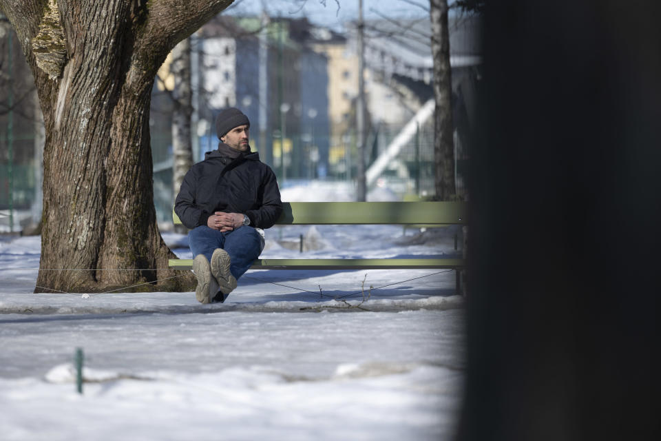 Frans Tuohimaa istuu puistonpenkillä.