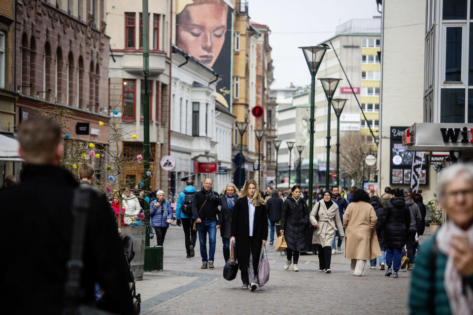 Katukuvaa Malmöstä, ihmisiä kulkee kadulla.