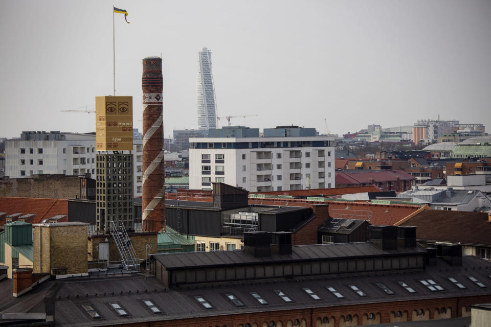 Kaupungin silhuettia Malmöstä. Kuvassa korkeita rakennuksia ja vanhoja savupiippuja, joita on koristeltu maalauksin.