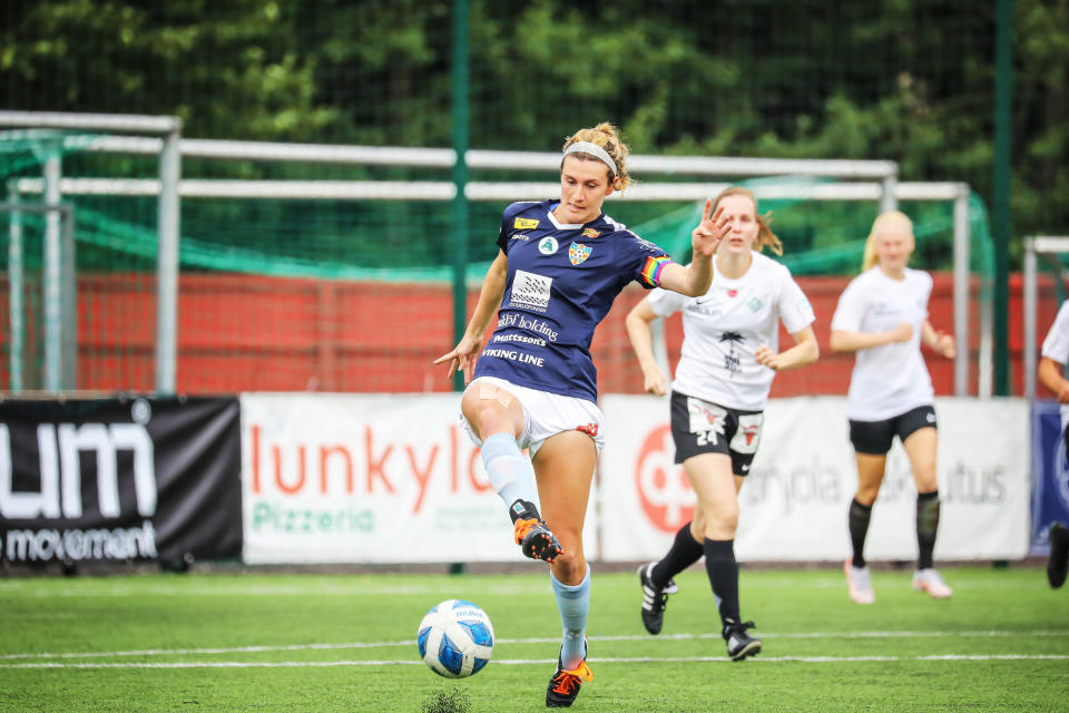 Sarah Troccoli med bollen i en fotbollsmatch.