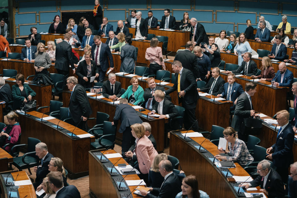 Eduskunnan täysistuntosali Nato-äänestyksen päätyttyä.