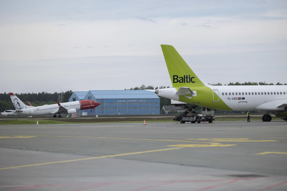 Lentokoneita Riikan lentokentällä.