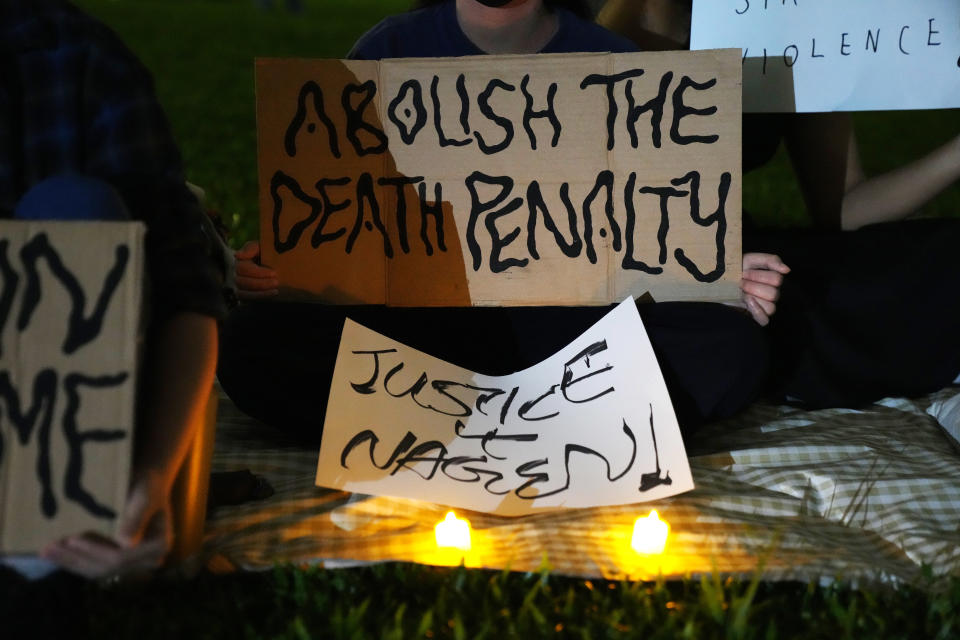 Mielenosoittaja kyltin kanssa jossa lukee Abolish the Death Penalty.