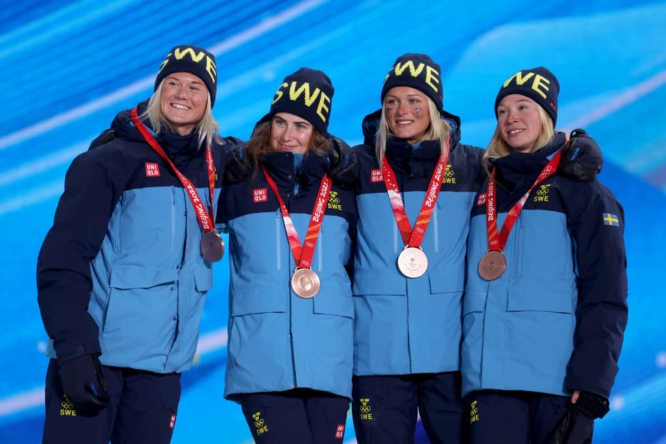 Ruotsin Maja Dahlqvist, Ebba Andersson, Frida Karlsson ja Jonna Sundling palkintopallilla Pekingin olympialaisissa, kun Ruotsin naiset saivat viestissä pronssia.