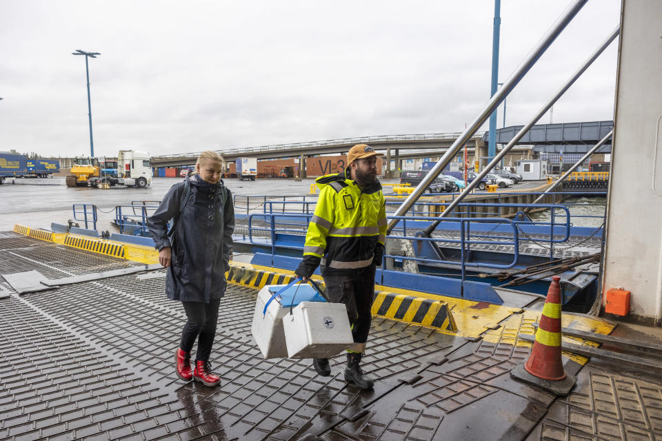 Elisa Mikkolainen, projektijohtaja, meriliikenne, BSAG ja Arto Tahvanainen, näytteenottaja, Metropolilab, astumassa ottamaan jätevesinäytteitä rahtialukselta Vuosaaren satamassa 2.6.2022.