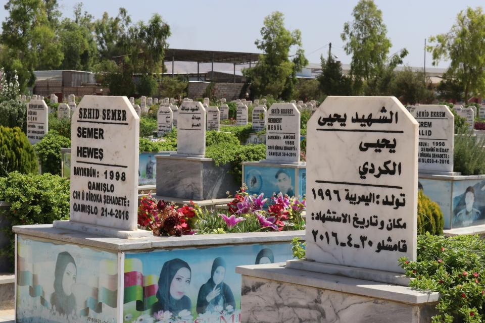 Hautakivia hautausmaalla Syyriassa aurinkoisena päivänä