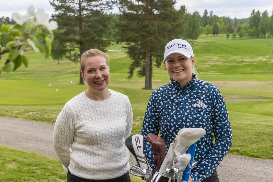 Matilda Castren (oik), suomalainen golfammattilainen ja hänen mentaalivalmentajansa Katja Pasanen Golf Talman kentälllä Sipoossa.