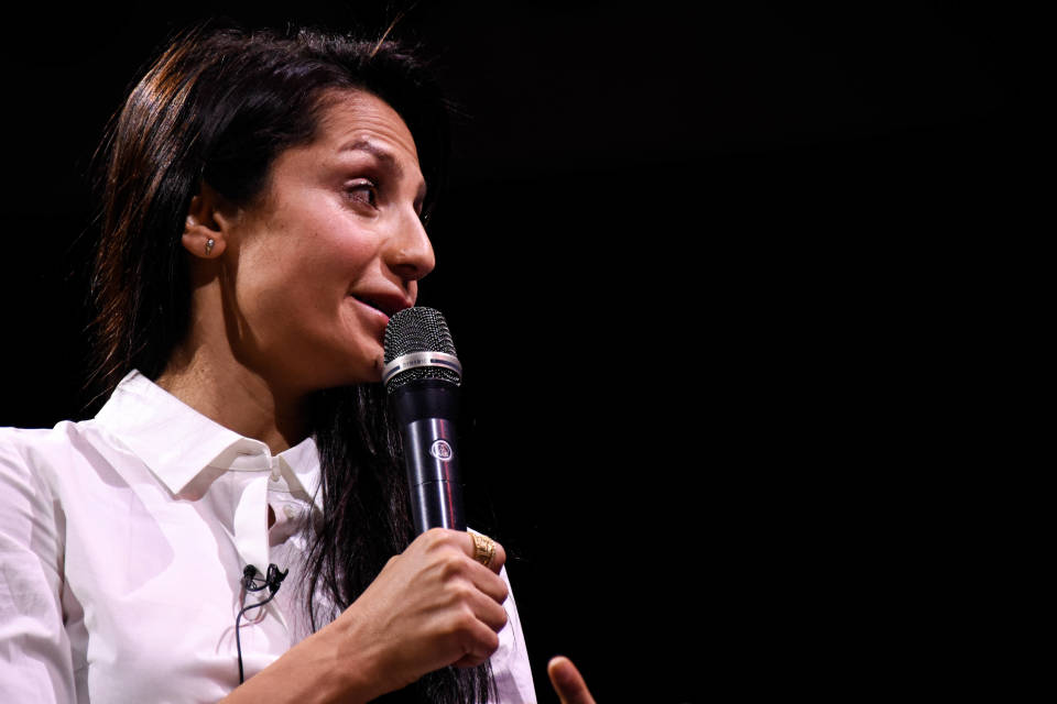 Nadia Nadim puhuu mikrofoniin.