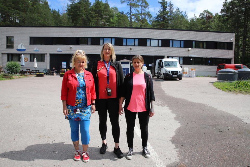 Satu Lagercrantz, Janina Rosten-Nurmi, Taija Tyynmaa Turun A-kilta -talon edessä.