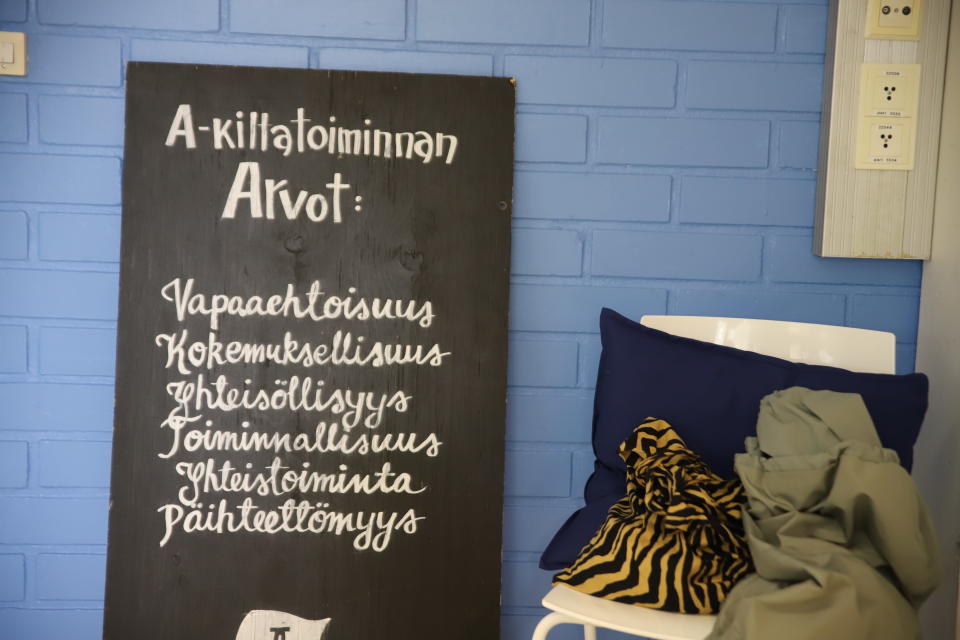 Huoneen taulu, jossa A-killan arvot.