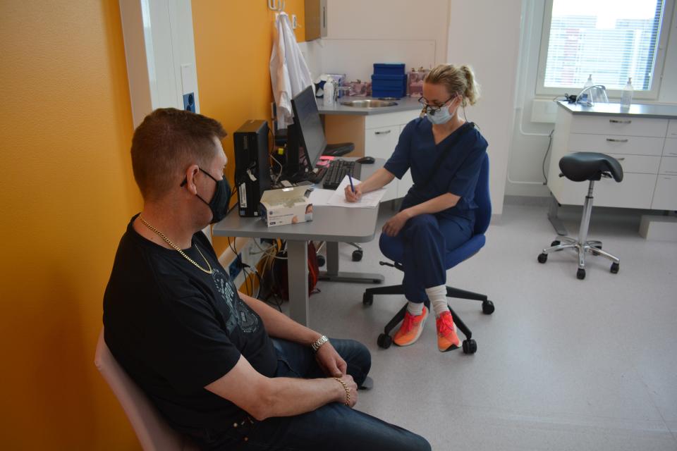 Sami Valme keskustelee uniapneahoidosta oikomishoitoon erikoistuvan hammaslääkäri Iida Kalskeen kanssa TYKSin suu- ja leukasairauksien klinikalla.