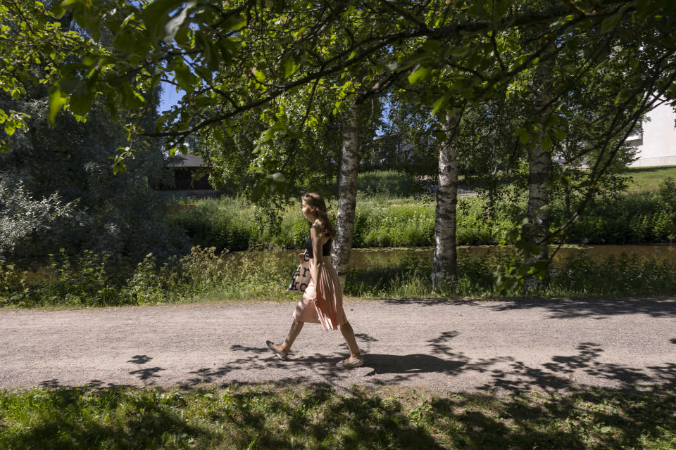 Elli Malinen kävelemässä Keravajoen rannassa. 
