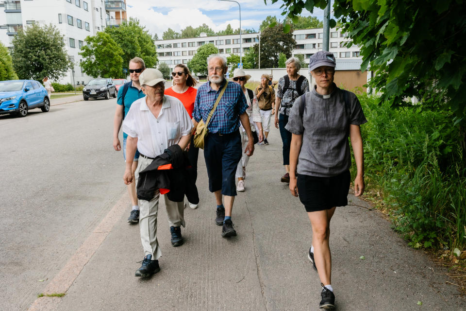 Kaisa Kariranta johtaa pyhiinvaellusta.