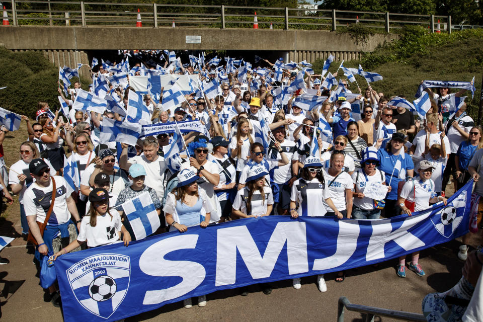 Helmareiden kannattajien marssi stadionille.