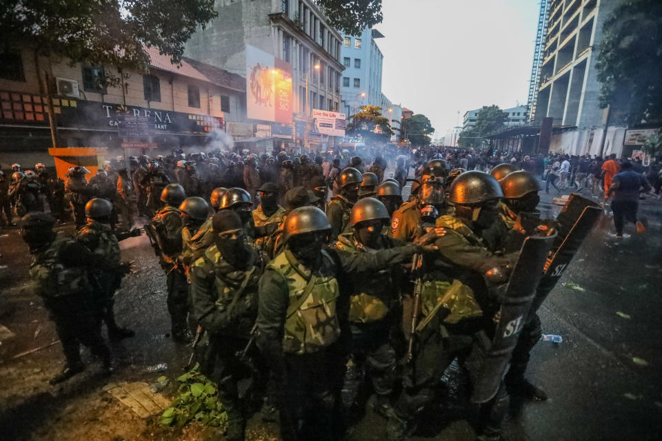 Turvallisuusjoukot  ja mielenosoittajat ottavat yhteen Sri Lankan pääkaupungissa Colombossa.