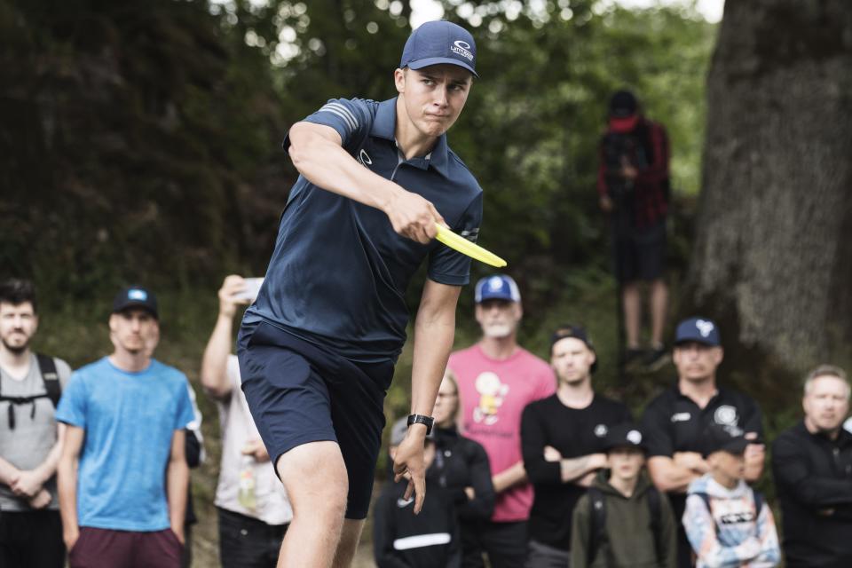 Lauri Lehtinen frisbeegolfaamassa Sipoon Tyyni Openissa.