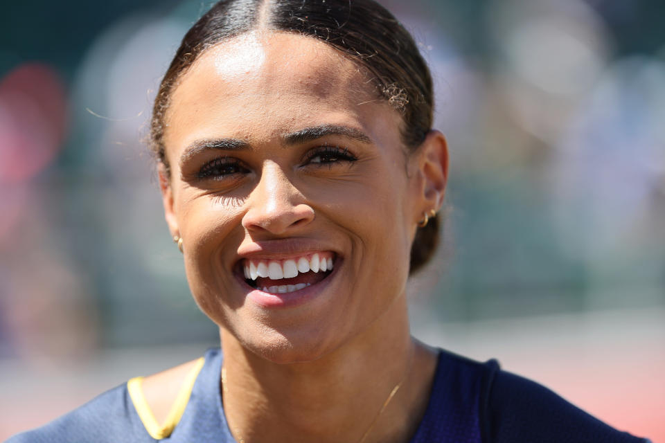 Sydney McLaughlin hymyilee kisan jälkeen.