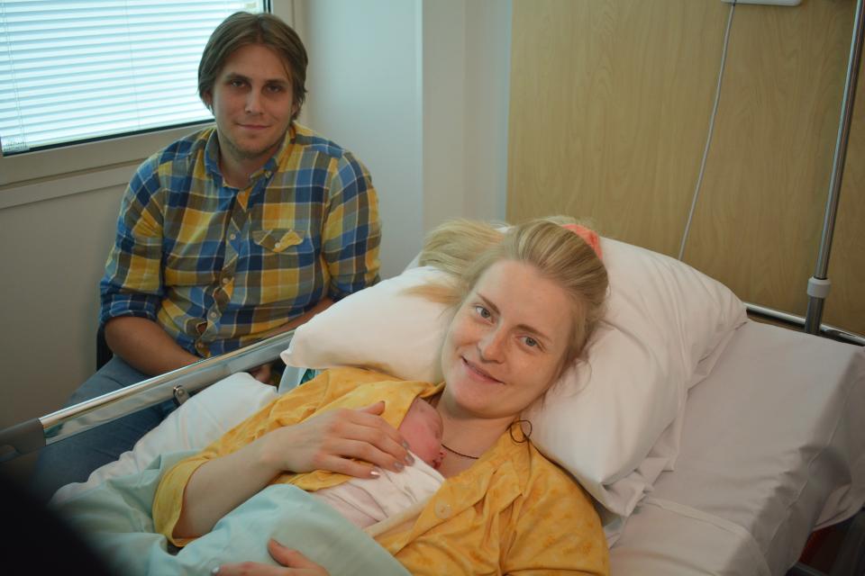 Joonas ja Veera Sillanpää TYKSin naistenklinikalla. Veera pitelee vastasyntynyttä vauvaa sylissään.