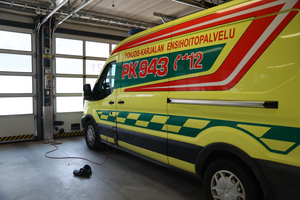 Ambulanssi hallissa Joensuun pelastusasemalla.