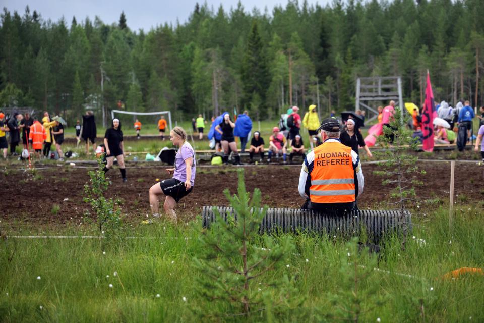 Tuomari vahtii peliä kentänreunalla.