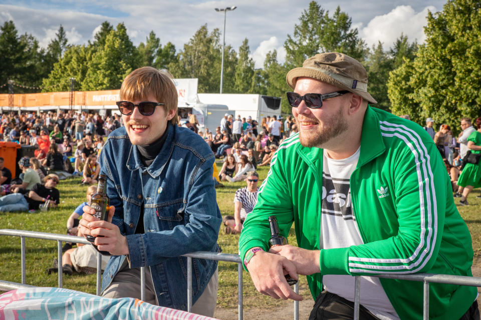 Pekka Salo (oik.) nautiskelee juomaa Ilosaarirockin anniskelualueella ystävänsä kanssa.