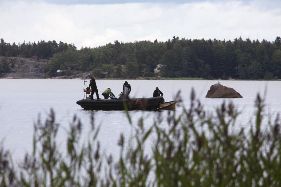 Sjöbevakningen försöker vända den fiskebåt som valrossen vält.