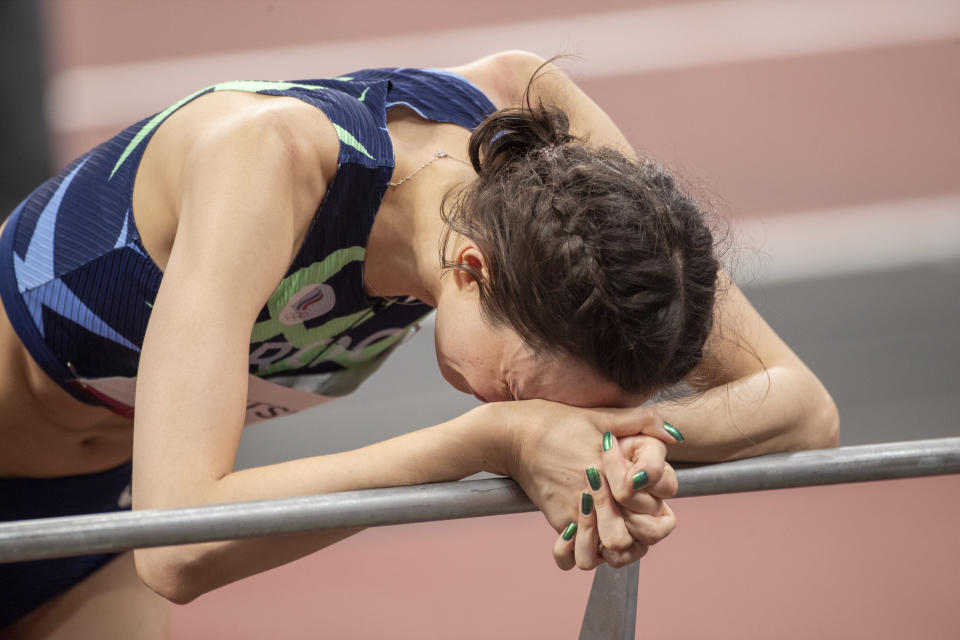 Maria Lasitskene itki onnesta saavutettuaan Tokiossa uransa ensimmäisen olympiavoiton. 