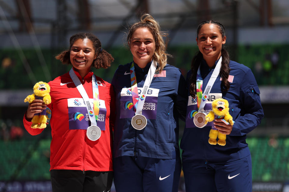 Yhdysvaltalainen Brooke Andersen (kesk.) voitti kultaa ja hänen maannaisensa Janee' Kassanavoid (oik.) pronssia. Hopea meni Kanadan Camryn Rogersille (vas.). 