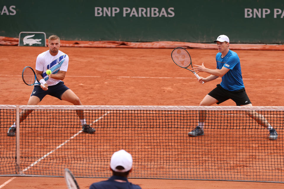 Glasspool ja Heliövaara pelaamassa tennistä.