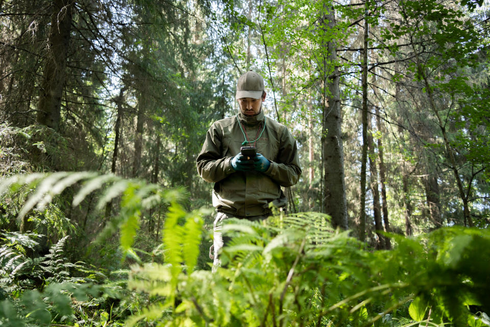 Kenttäbiologi Lauri Heikkonen tekee metsäkasvillisuuskartoitusta metsässä Hämeenkyrössä.