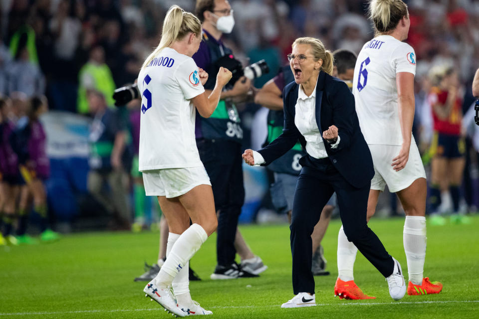 Sarina Wiegman jublar med spelare.