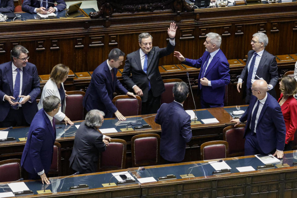 Mario Draghi omringad av andra politiker i Italiens parlament.