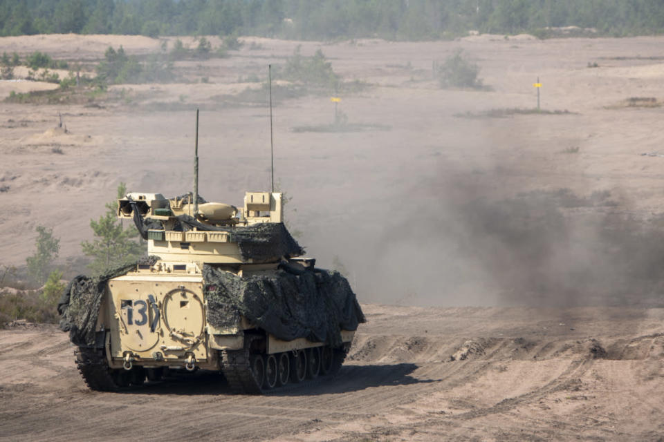 Amerikkalainen jalkaväen Bradley-taisteluajouvo harjoituksessa Niinisalossa