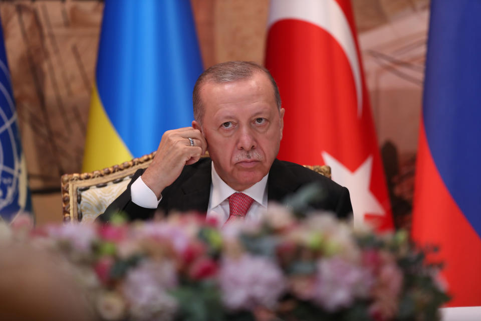 Recep Tayyip Erdogan pitelee korvaansa.