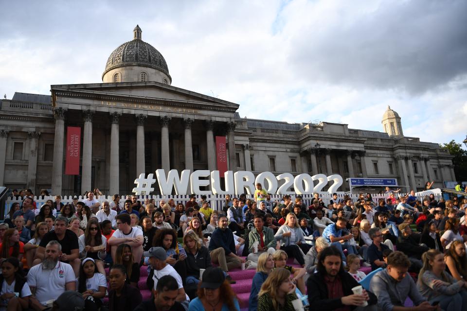 Englannin faneja Lontoossa fanialueella  Trafalgar Squarella.