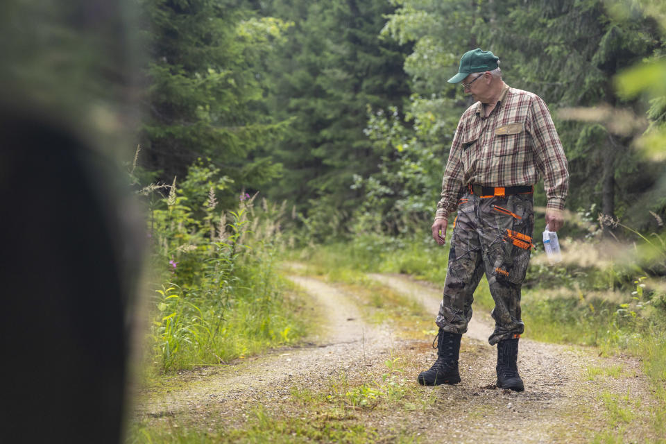 Kalevi Koponen, seisoo paikalla, josta karhun kakat löytyivät.