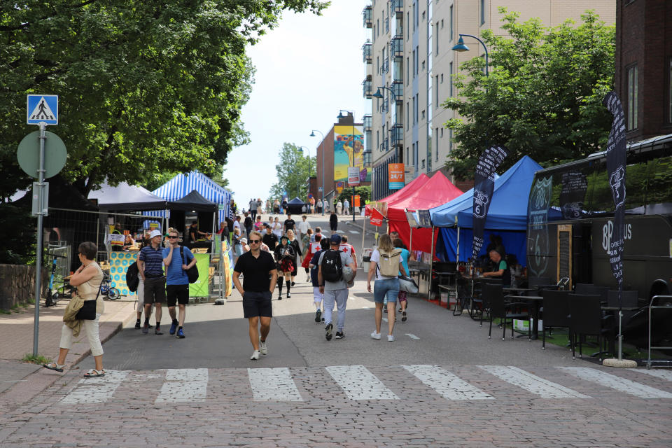 Kotkan meripäivien kojuja ja kävijöitä Kotkan keskustassa.