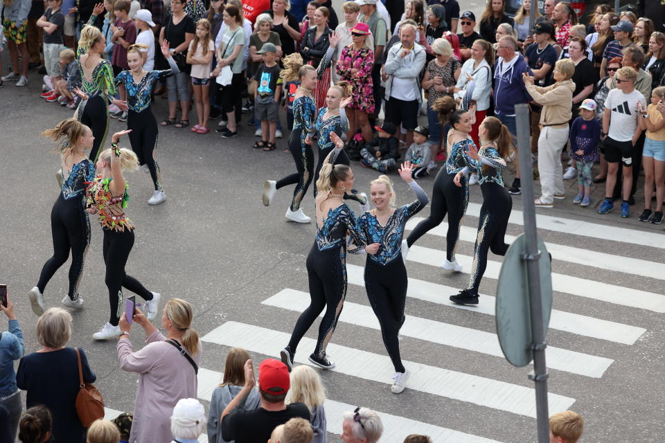 Meripäiväparaatin ryhmiä: paraatitytöt, orkesteri, urheilijoita, kulttuuriryhmiä, tanssijoita, erikoisia autoja ja moottoripyöriä, saunojia, hiihtäjiä, eläinyhdistyksiä ja harrasteryhmiä. 