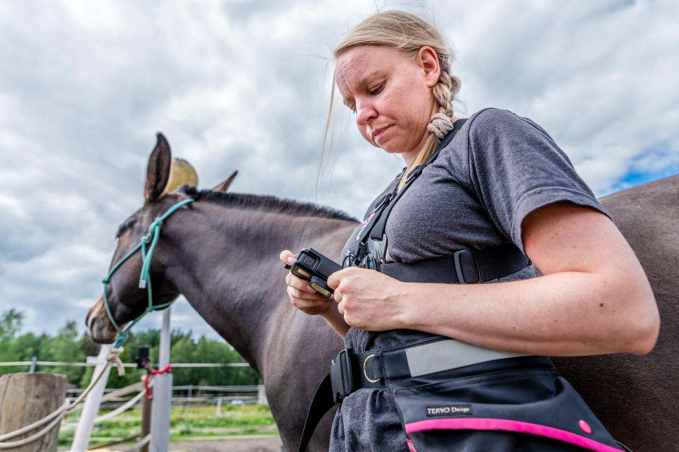 Kaisa virittelee Gopro-kameraa joka on puettu hänen ylleen.