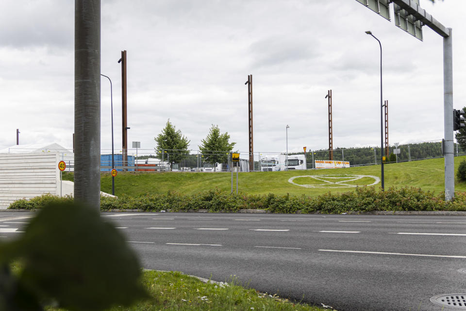 Elokapinan logo maalattuna nurmikkoon Jyväskylän Lutakossa. 