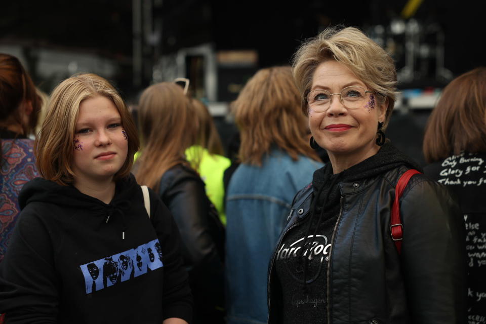 Maija Kolehmainen ja Helena Räisänen odottamassa Blind Chanelin keikkaa Qstockin päälavan edessä.