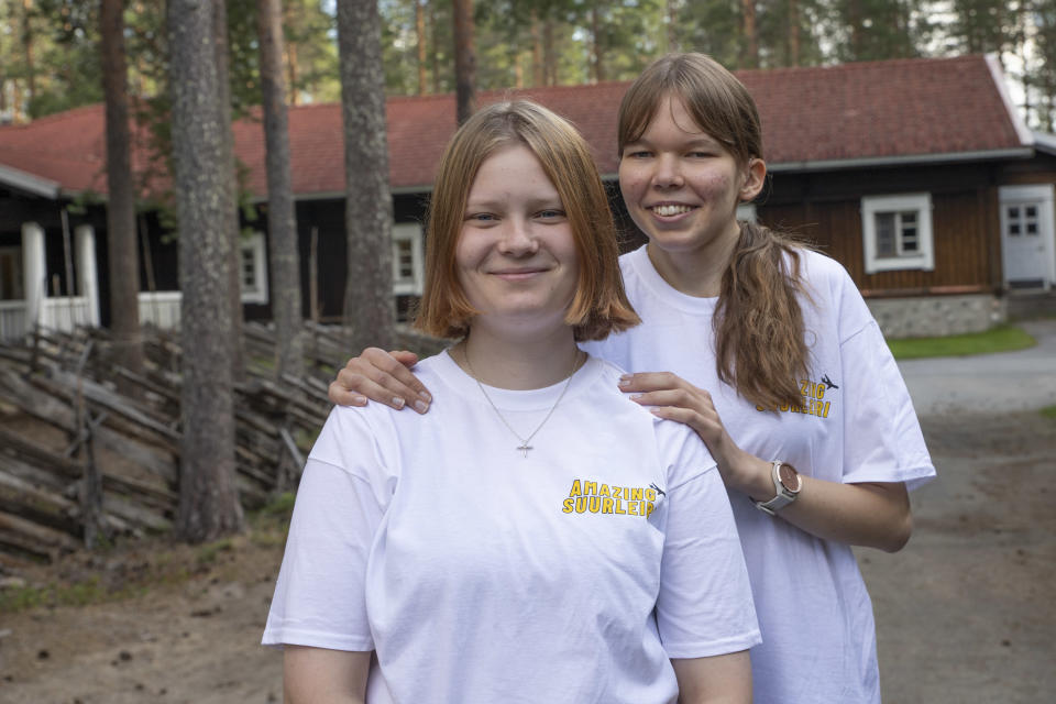 Malla Partanen Lahdesta ja Sara Högmander Jyväskylästä seisovat Rautavaaran Metsäkartanon piharakennuksen edessä. 