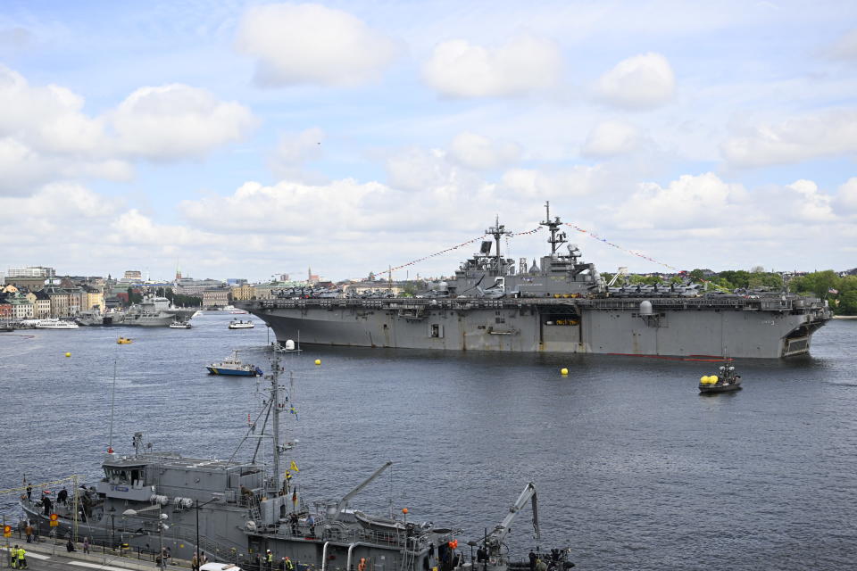 USS Kearsarge sota-alus Tukholman edustalla.