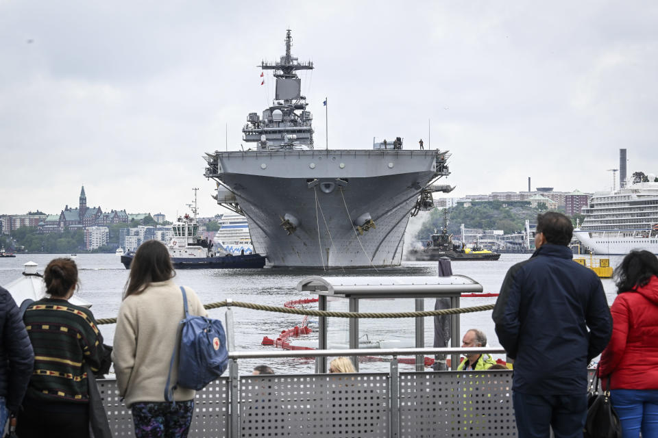 USS Kearsarge sota-alus Tukholman edustalla.