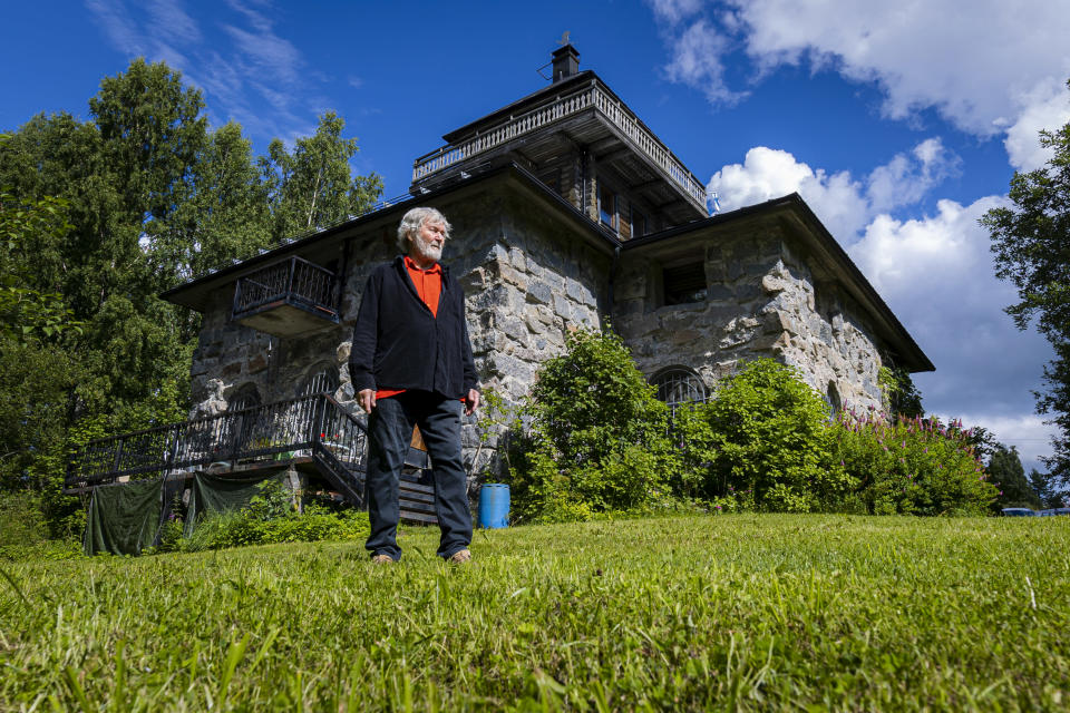 Pekka Hiltunen taidelinnan pihalla.