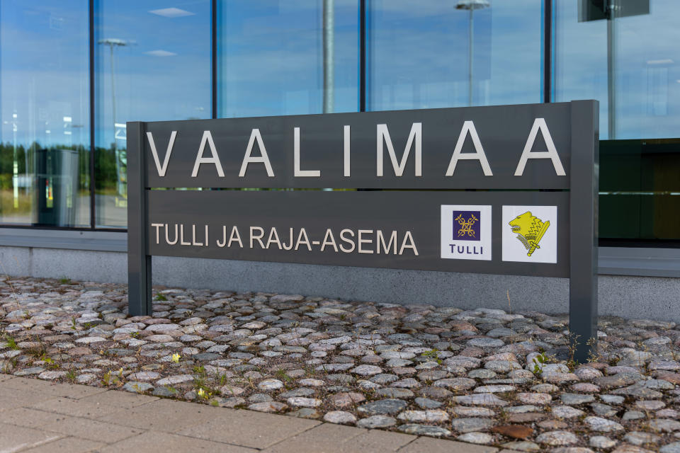 Vaalimaan tulli ja raja-asema -kyltti.