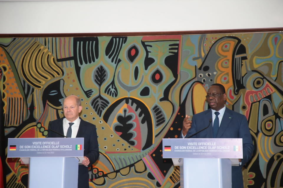 Saksan liittokansleri Olaf Scholz ja Senegalin presidentti Macky Sall seisovat puhujapönttöjen takana tiedotustilaisuudessa. 