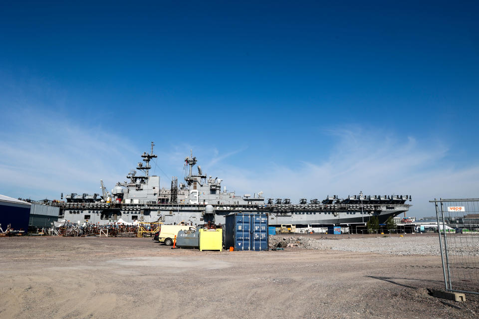 Yhdysvaltain laivaston maihinnousutukialus USS Kearsarge on saapunut satamavierailulleen Helsingin Hernesaareen.