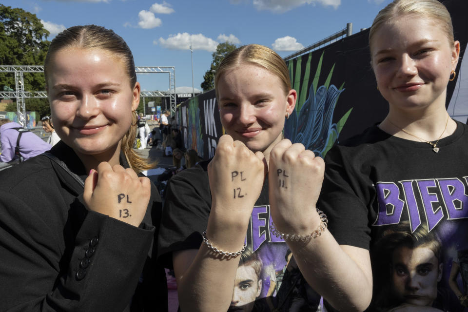 Justin Bieberin faneja jonottamassa konserttiin. 